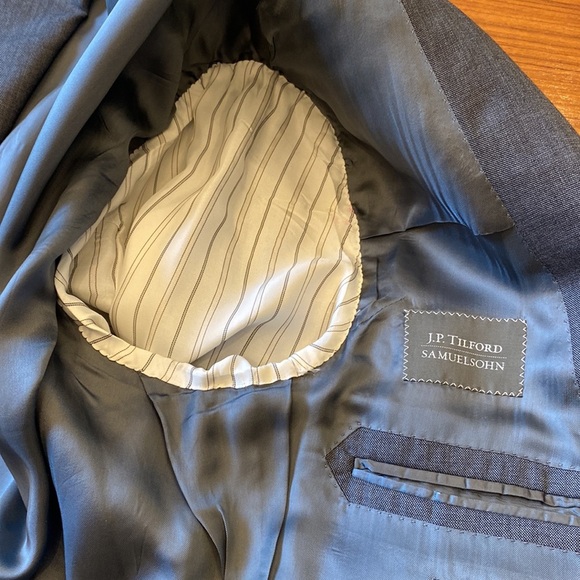 Samuelsohn blazer in superb condition in 44R. It is grey with blue undertone - Picture 8 of 16